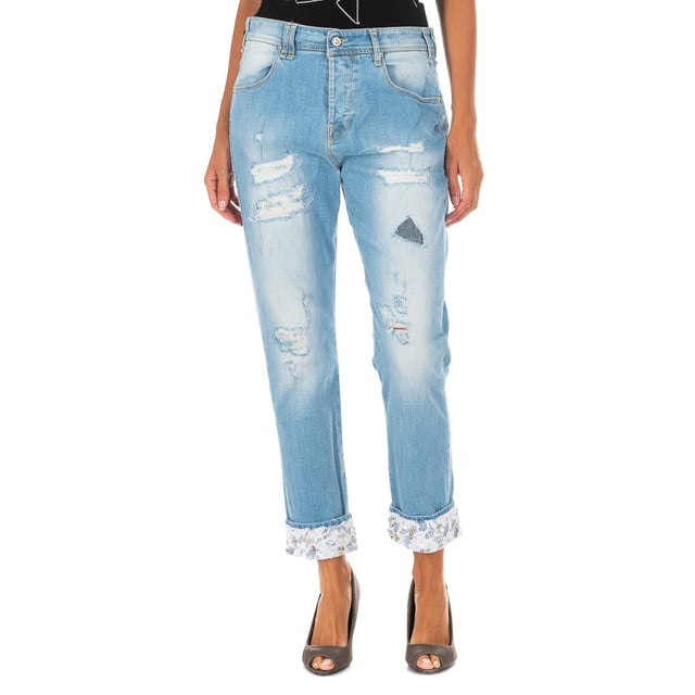 Long denim pants.
 Button closure on the front.
 Waist with belt loops.
 Two open pockets and a mini pocket on the front.
 Two open pockets on the back.
 Application of laminated label and brand name, on the side of the waistband, on the back.
 Straight hem cut.
 Seams seen in tone.
 Composition: 98% Cotton, 2% Elastane
 Care:
- Wash maximum at 40ºC.
 - Iron at medium temperature, max. 110ºC.
 - Allows you to use a dryer.
 - Do not use bleach.
 - Does not support dry cleaning.