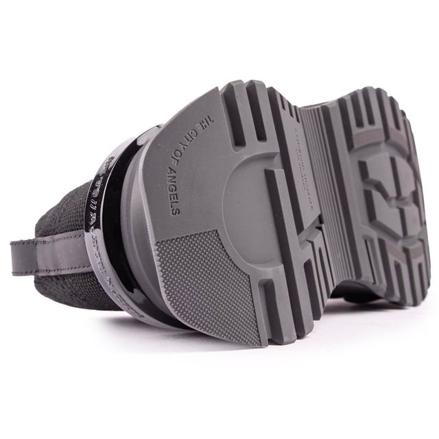 Deportivo. moderno y elegante. El Carrillo Leo Racer de Android Homme muestra frescura informal y ligereza. Estilo contemporáneo con vibraciones urbanas. Confeccionado con una parte superior tipo calcetín. Estas zapatillas cuentan con la plantilla dorada característica de la marca y la marca del diseñador agrega un toque sofisticado a la silueta de estilo running. Un trozo. La llamativa suela exterior proporciona una durabilidad duradera.