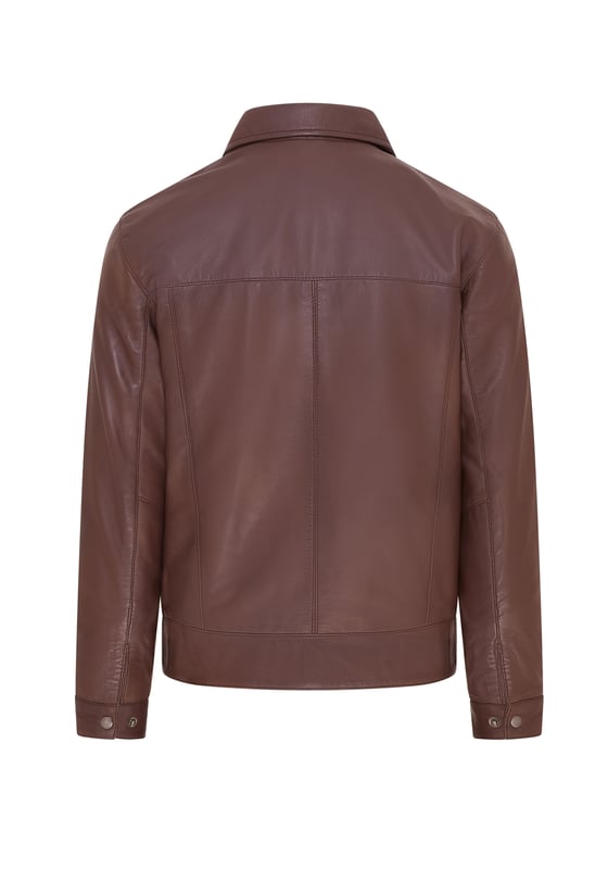 Dit Harrington jack is een tijdloos design dat doet denken aan het bikertijdperk uit de jaren 50. We hebben een klassieke overhemdkraag en twee handzakken in de taille voor een strakke en klassieke look. Verkrijgbaar in zwart, bruin en diep kastanjebruin, dit jack kan worden gecombineerd met verschillende outfits en is de perfecte keuze voor een avondje uit. Met een eersteklas satijnen binnenkant en een liefdevol vervaardigd nappaleren lichaam, is dit comfortabele Harrington een bewijs van het feit dat ondanks een scala aan mode en smaken, sommige stukken gewoon gemaakt zijn om niet te missen in je garderobe. • 100% eersteklas ultrazacht nappaleer. • Twee schuine taillezakken • Klassieke overhemdkraag • Zakken geïntegreerd in de voering van het jack • YKK-ritssluiting