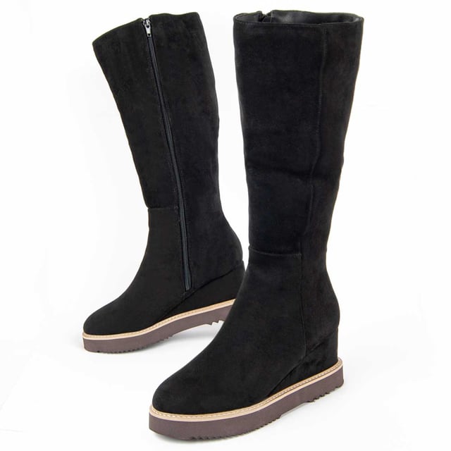 Women's wedge boot. Comfortable fit. Cushioned natural leather insole. Manufactured by other brands for our brand. Approximate measurements: 6 cm wedge, 2 cm platform, 37 cm high and 12 cm wide.