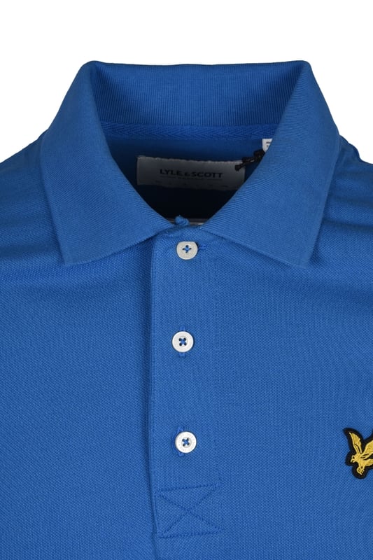 Polo liso azul Primavera de Lyle & Scott. Polo azul de Lyle & Scott. Logotipo de la marca bordado en el pecho izquierdo. Polo Liso, Color Azul Primavera. Polo liso, cierre con botones, terminaciones de mangas elásticas, 97% Algodón, 3% Elastano. Estilo: SP400VOG W58