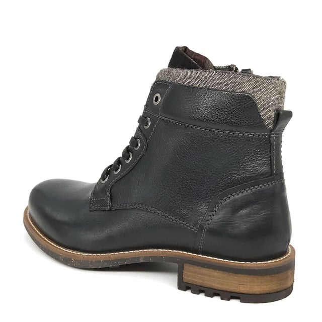 Channeling a utilitarian feel, the Hounslow Boot boasts an on-trend lace up design complete with a padded cuff around the ankle and chunky lugged sole for a comfortable, yet sturdy style.