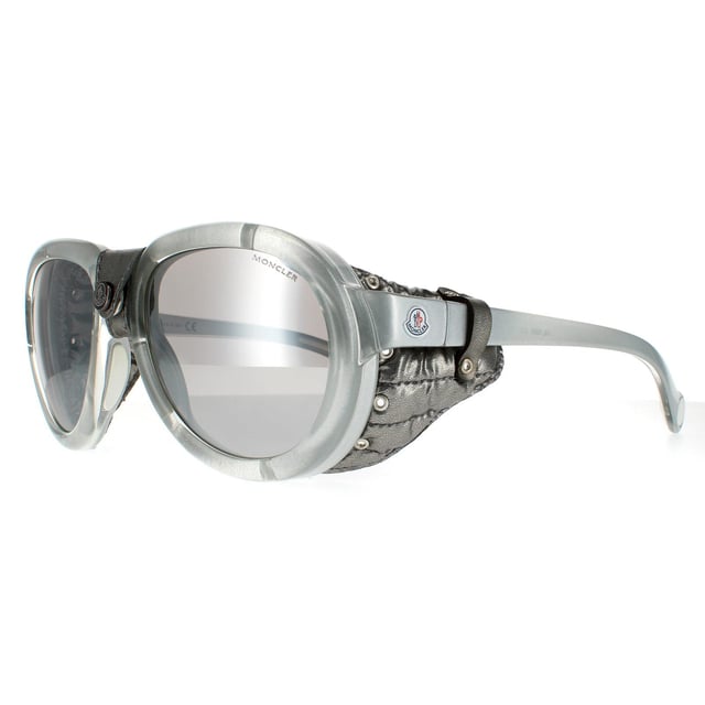 Moncler Sunglasses ML0090 20C Grey Smoke Mirror feature removable side shields in leather and a similarly leather wrapped bridge. Rubber nosepads complete the high sports performance features of these awesome Moncler sunglasses.