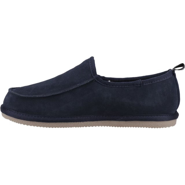 De Charles pantoffel is een geweldige keuze voor comfort deze winter, met een slip-on stijl van echt suède en een memory foam binnenzool blijf je elke dag warm en lekker warm.
