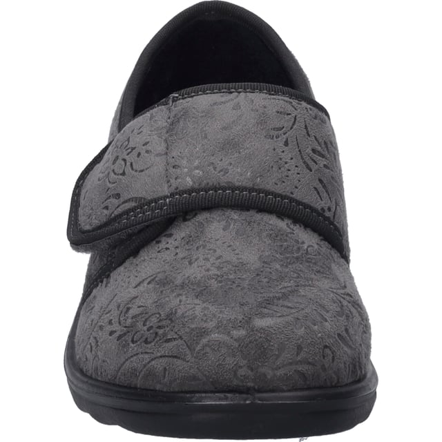 Ontdek de knusse wereld van JOSEF SEIBEL met het model Nice 80, een pantoffel die is uitgevoerd in een ingetogen grijze kleur en speciaal is ontworpen voor dames. Deze schoen belichaamt de perfecte mix van traditioneel vakmanschap en modern comfort. De zool wordt direct in de mal gespoten en sluit naadloos aan op het bovenwerk van textiel, waardoor de schoen niet alleen uitzonderlijk zacht en flexibel is, maar ook licht van gewicht. De PU-zool, een zacht synthetisch materiaal met uitstekende dempende eigenschappen, biedt dezelfde voordelen als rubber, maar zonder het gewicht. Het bijzondere aan deze schoen is de comfortabele wijdte H, waardoor hij ideaal is voor iets bredere voeten, en het binnenwerk en de binnenzool, beide van textiel, die zorgen voor een comfortabele pasvorm. De Nice 80 is voorzien van een klittenbandsluiting en kan dus aan de voet worden aangepast. De Relax productlijn, waartoe deze slipper behoort, staat voor een gegarandeerde pasvorm en de hoogste kwaliteit. De schoen heeft een bloemenpatroon dat hem een gezellige uitstraling geeft en het comfort benadrukt. Als onderdeel van de Relax-collectie, die is geëvolueerd van Westland naar Josef Seibel Relax, vertegenwoordigt deze damesschoen de waarden van slow fashion: duurzaamheid, kwaliteit en bewuste productie. Voor gezellige uurtjes thuis of voor lichte vrijetijdsactiviteiten, de Nice 80 biedt de ideale basis voor ontspannen momenten. Met deze schoen wordt elke stap onderdeel van een bewuste, op comfort gerichte levensstijl.