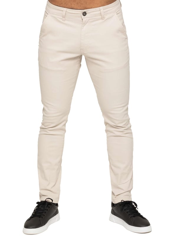 Gönnen Sie sich den ultimativen Komfort und Stil mit unserer ENZO Herren Designer Skinny Fit Chino Hose. Mit einer schlanken Reißverschlussöffnung, zwei Vordertaschen, zwei Gesäßtaschen und dem charakteristischen Markenlogo auf dem hinteren Bundpatch.