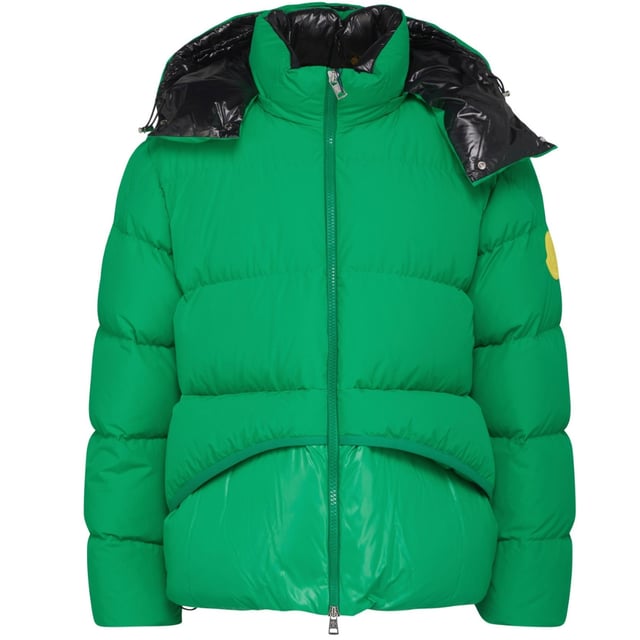 Mantente abrigado y a la moda esta temporada con la chaqueta verde Moncler. Con una insignia amarilla de Moncler, la chaqueta verde Moncler estilo con capucha, estilo: 1A00031M2012 834 Chaqueta con capucha con insignia amarilla, cierre de cremallera 58% nailon, 42% algodon, relleno: plumas