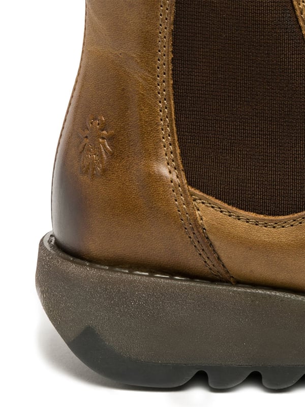 De Fly London Women's Salv195 Chelsea Leather Boots uit de Sminx Line bieden een stijlvol en praktisch ontwerp voor dagelijks gebruik. Deze laarzen hebben een instapmodel en zijn gemaakt van eersteklas leren bovenwerk, een voering van microvezel en een comfortabele binnenzool van microvezel. De duurzame TR-rubberen zool zorgt voor langdurige ondersteuning, terwijl de 3,5 cm hoge wighak precies de juiste hoeveelheid hoogte toevoegt voor een subtiele lift. Deze Chelsea-laarzen zijn perfect om te combineren met casual of semi-formele outfits en combineren comfort en tijdloze stijl. Bovenwerk: leer, voering: microvezel, binnenzool: microvezel, zool: TR-rubber, hakhoogte: 3,5 cm, instapmodel.