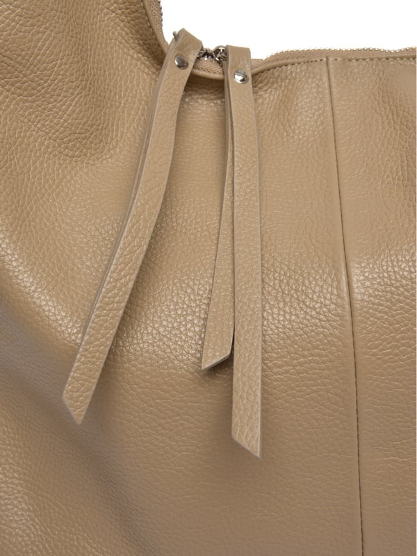 Bolso de hombro  
100% cuero de vaca  
Cierre superior con cremallera  
Bolsillos internos con cremallera  
Dos compartimentos  
Dimensiones: 33x43.5x12 cm  
Asa: 51 cm