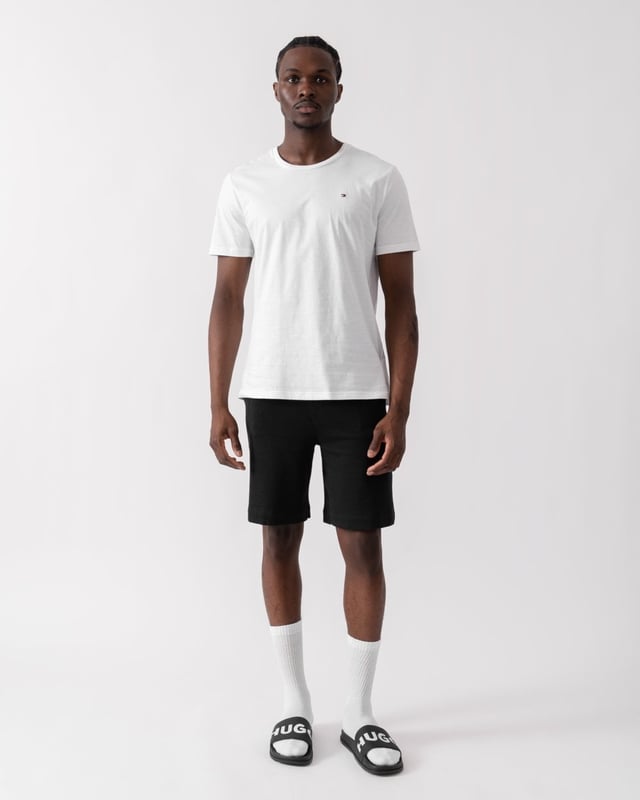 Een essentieel kledingstuk voor het laagjes dragen van een outfit, dit T-shirt van 100% katoen komt in een verpakking van drie om je goed voorzien te houden.

Hoogtepunten
• 100% katoen
• 3-pack
• Ronde hals
• Kenmerkende tape aan de binnenkant van de halslijn
• Tommy Hilfiger branding
• Tommy Hilfiger vlag borduurwerk op de borst

Samenstelling & verzorging
• 100% katoen

UM0UM03379