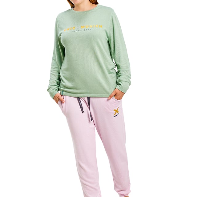 München långärmad pyjamas.\n Färg rosa-grön\n Långärmad T-shirt med rund halsringning.\n Rutigt tryck.\n Design med varumärkesgrafik.\n Långa byxor.\n Elastiskt midjeband.\n Raka fållar.\n Sömmarna syns i ton.\n\n Sammansättning: 96% polyester, 4% elastan.\n\n -Tvättas i max temperatur. 30º.\n -Använd inte blekmedel.\n -Torka i max temperatur. 110º.\n -Har inte stöd för kemtvätt.\n -Tillåter dig att använda en torktumlare.\n Sammansättning: 96% polyester, 4% elastan.\n Skötsel:\n-Tvätta i max temperatur. 30º.\n -Använd inte blekmedel.\n -Torka i max temperatur. 110º.\n -Har inte stöd för kemtvätt.\n -Tillåter dig att använda en torktumlare.