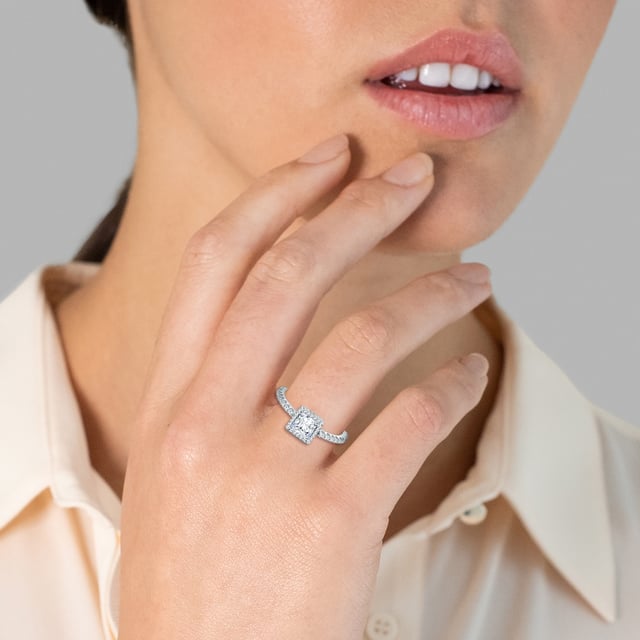 Are you looking for an exquisite engagement ring? This solitaire ring of the 1934 manufacture guarantees an enthusiastic "yes" of her loved ones! A angular zirconia-solitary in brilliant cut is enclosed by many small crystals in the entourage design-a sparkling eycatcher that makes the hearts of fashionistas beat faster. Luxurious detail is the fully occupied ring rail in memoire look. A high -quality rhodium -off protects the ring made of high -glossly polished 925 and reinforces the light silver gloss. A glamorous accessory and an affordable alternative to expensive diamond rings!