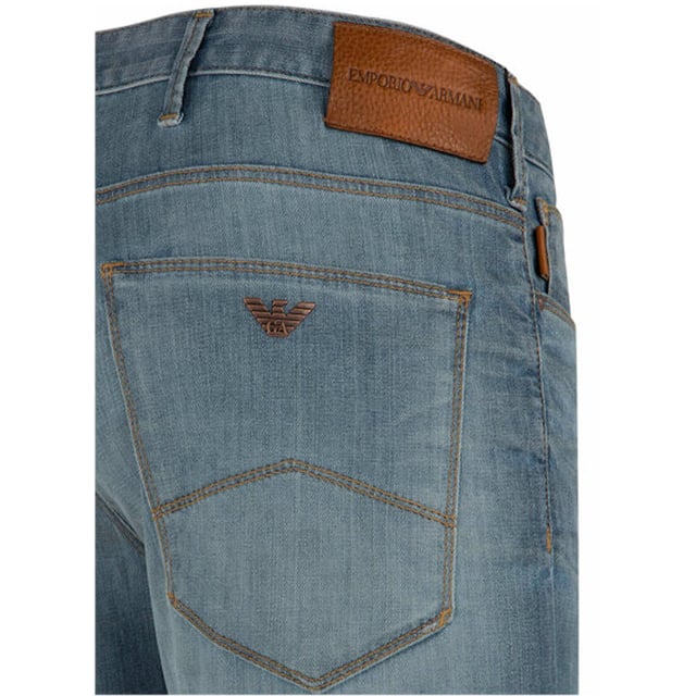 Emporio Armani 3Z1J061D10Z-0942-38 Versatile and timeless, these light-washed jeans are a staple piece that will never go out of style. Slim fit.
