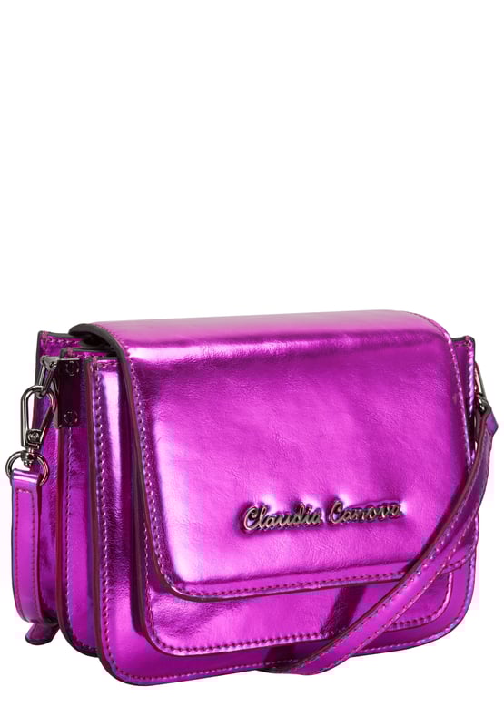 For a striking look, this metallic print cross-body bag ticks all the right boxes. It features a flap-over front with a mag-dot fastener to keep your valuables secure and a detachable shoulder chain for versatile styling. Inside reveals two main compartments and a slip pocket. Features: , Metallic PU exterior, Claudia Canova gunmetal script logo, Detachable shoulder strap, Flap-over front with mag-dot fastening, Two internal comparments, Inner slip pocket