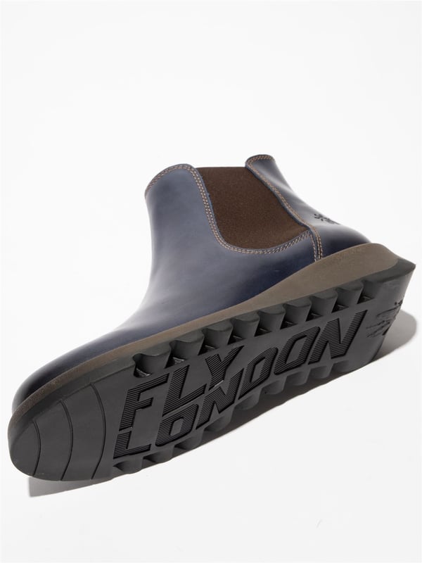 De Fly London Women's Salv195 Chelsea Leather Boots uit de Sminx Line bieden een stijlvol en praktisch ontwerp voor dagelijks gebruik. Deze laarzen hebben een instapmodel en zijn gemaakt van eersteklas leren bovenwerk, een voering van microvezel en een comfortabele binnenzool van microvezel. De duurzame TR-rubberen zool zorgt voor langdurige ondersteuning, terwijl de 3,5 cm hoge wighak precies de juiste hoeveelheid hoogte toevoegt voor een subtiele lift. Deze Chelsea-laarzen zijn perfect om te combineren met casual of semi-formele outfits en combineren comfort en tijdloze stijl. Bovenwerk: leer, voering: microvezel, binnenzool: microvezel, zool: TR-rubber, hakhoogte: 3,5 cm, instapmodel.
