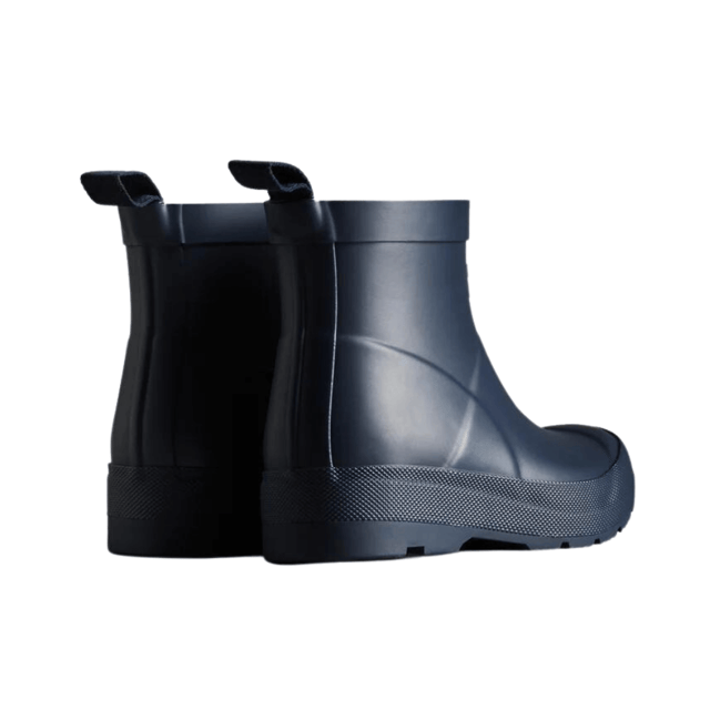 Cuando llueve, las aventuras pueden continuar con la bota Play para niños grandes. Una reinterpretación para niños de la bota Play para adultos, esta bota es igual de impermeable, ligera y fácil de llevar. Fabricada con goma natural, con un forro de poliéster reciclado y una suela plana para máxima comodidad, cuenta con una lengüeta en la parte posterior para facilitar su uso en cada aventura. Recomendamos que todas las botas Hunter se usen con calcetas para proteger la piel del usuario del contacto con la goma.