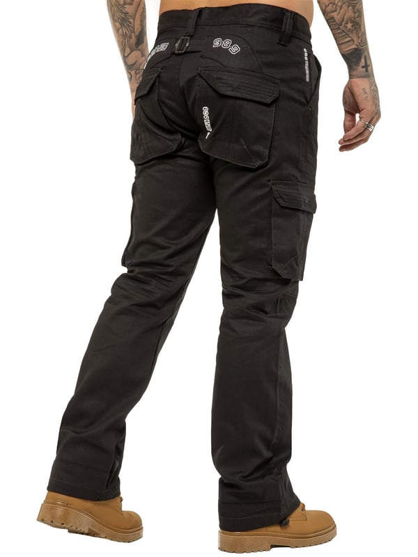 Jeans med combat fit är det perfekta valet för män med en aktiv livsstil och är praktiska och bekväma oavsett om det gäller arbetsveckan eller en hektisk helg. Denna modell med knappslå är tillverkad av slitstark, maskintvättbar denim i bomullsblandning och har gott om fickor med lock för dina verktyg och andra viktiga saker. Denna bekväma, löst skurna design ger fullständig rörelsefrihet och med ett stort storleksintervall finns det ett par som passar alla. (EZ08)
