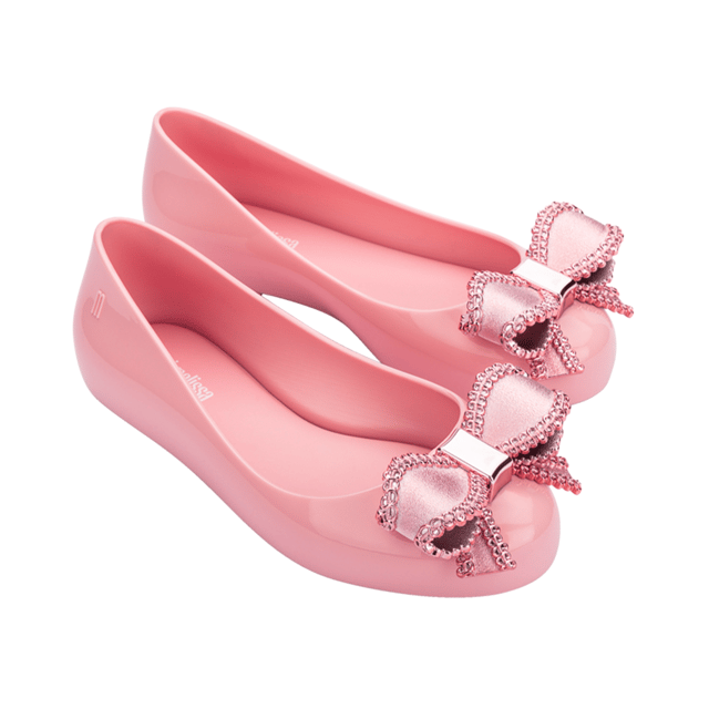 Dress your baby girl to the nines with the Mini Melissa Sweet Love IV! The maxi bow on the vamp adds a romantic twist and a delicate touch to the ballerina. Only the top of the foot is left exposed, and an extra strap with a buckle ensures a snug fit and extreme stability for your mini. The insole is notably comfortable and the color palette is to die for!