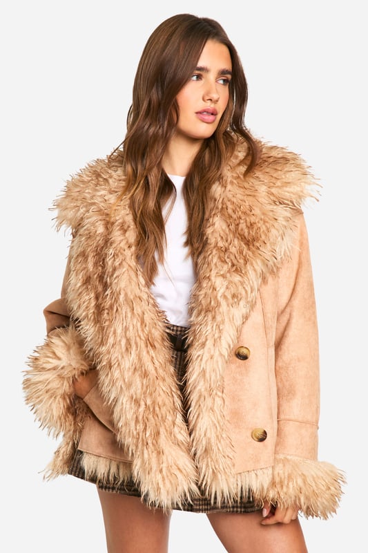 Wrap up in the latest coats and jackets and get out-there with your outerwearBreathe life into your new season layering with the latest coats and jackets from boohoo. Supersize your silhouette in a padded jacket, stick to sporty styling with a bomber, or protect yourself from the elements in a plastic raincoat. For a more luxe layering piece, faux fur coats come in fondant shades and longline duster coats give your look an androgynous edge.