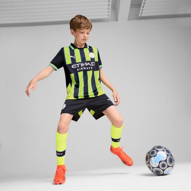 PRODUCT STORY : Hit the pitch like Manchester City's finest in these football shorts. They're made from sweat-wicking material to keep you cool in the tensest moments of the game and are finished with the team's famous crest on the leg. FEATURES & BENEFITS :  dryCELL: Performance technology designed to wick moisture from the body and keep you free of sweat during exercise. As part of the RE:FIBRE program, this garment is made of at least 95% recycled material from textile waste and other used materials.  DETAILS :  Regular fit. 170 gsm, Jacquard. Medium rise. Official team branding. PUMA branding details. PUMA Youth: Recommended for older kids between 8 and 16 years.  Our model is 150 cm tall and is wearing size  152 RUS.