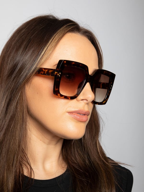 Oversized Square Frame in Brown Tortoiseshell
Frame Colour: Tortoiseshell
Lens Colour: Brown
One Size
SKU: SG2400505
UV 400 PROTECTION IN ACCORDANCE WITH 89/686/EEC BS EN ISO 123-1:2013
FDA Approved