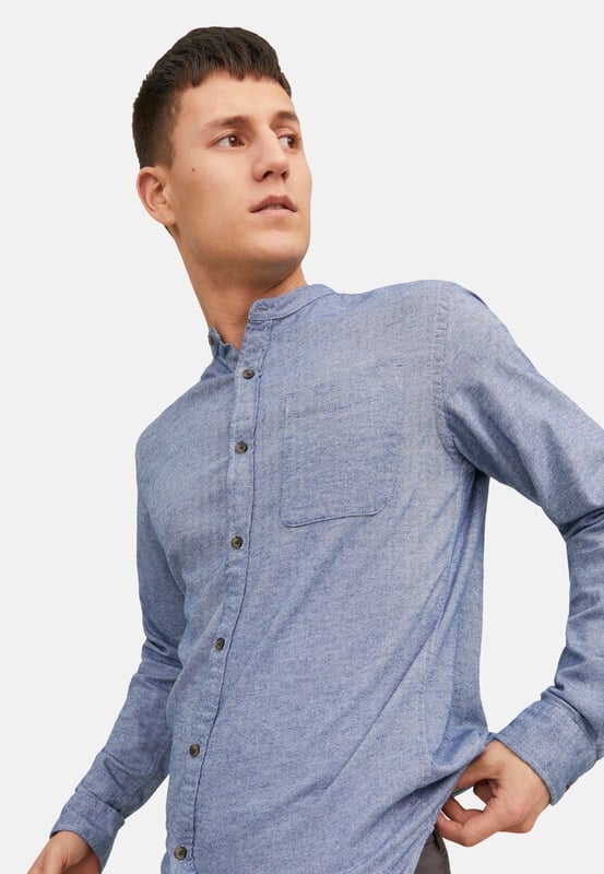 Tauchen Sie ein in den Komfort dieses langärmeligen Herrenhemdes. Sein Comfort-Fit-Schnitt bietet Bewegungsfreiheit und Komfort. Der markante Stehkragen verleiht dem Hemd eine moderne Eleganz. Mit einer klassischen Knopfleiste ist es einfach anzuziehen und vielseitig zu kombinieren. Verstellbare 2-Knopf-Manschetten bieten eine individuelle Passform und stilistische Flexibilität. Eine praktische Brusttasche hält Ihre wichtigsten Utensilien griffbereit. Der abgerundete Saum verleiht ihm einen lässigen Touch und macht es ideal zum Tragen über oder in Hosen. Knitterfreies Material sorgt den ganzen Tag für einen gepflegten Look. Genießen Sie den hohen Tragekomfort und die erstklassige Verarbeitung dieses zeitlosen Kleidungsstücks. Ideal für Männer, die Stil und Komfort gleichermaßen zu schätzen wissen, egal zu welchem Anlass.
