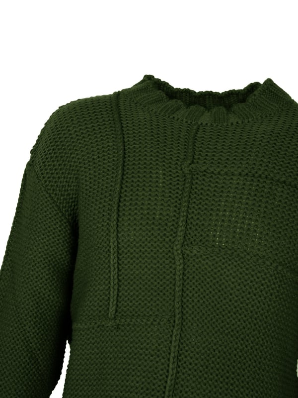 Suéter disponible en un color sólido, que se combina perfectamente con una variedad de estilos, añadiendo elegancia y un encanto sutil.

Cada suéter es cosido con atención a los más pequeños detalles, lo que garantiza su durabilidad y una apariencia única que atrae miradas.

El corte holgado del suéter no solo proporciona comodidad, sino también libertad de movimiento, lo que lo hace la elección perfecta para cualquier ocasión, desde salidas diarias hasta encuentros sociales.

El suéter está fabricado en Italia, lo que es garantía de la más alta calidad de los materiales y la precisión en su fabricación, reflejando la renombrada artesanía italiana.