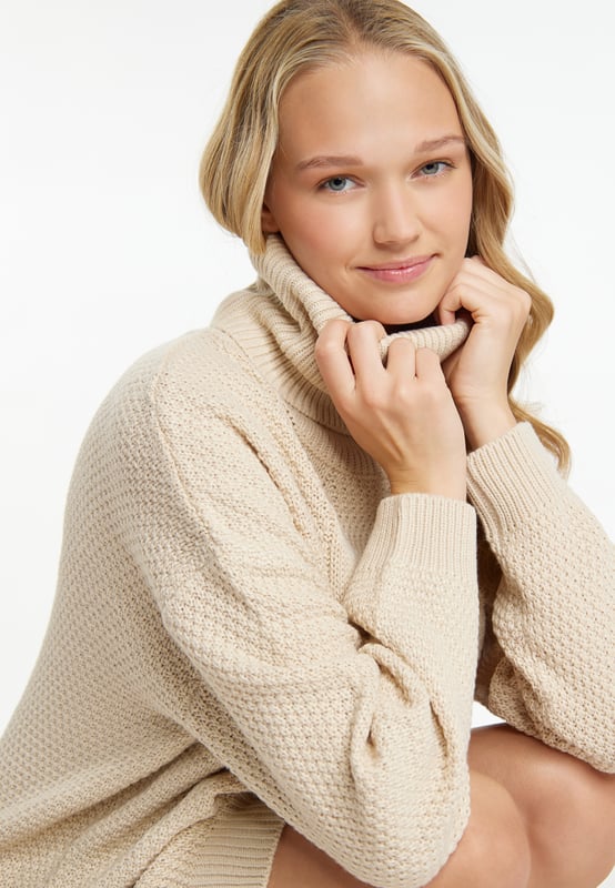 Perfect Match: Auf diesem Strickkleid von myMo treffen sich Gitterstrick und Zopfmuster und vereinen sich zu einem harmonischen Miteinander. Gefertigt aus einem kuschelig-weichen Garn, lässt sich das locker geschnittene Modell mit überschnittenen Schultern und kleinen Seitenschlitzen vielseitig kombinieren. Der gerippte opulente Rollkragen vollendet das stimmige Design ebenso wie die abschließenden Rippstrickbündchen an den Ärmeln.  Strickkleid