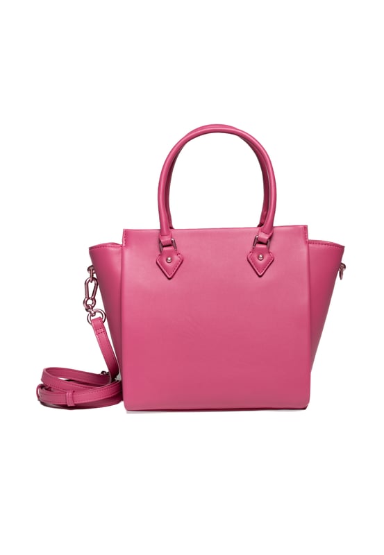 Bolso Juicy Couture: Elegante y moderno

Elegante y moderno, este bolso está confeccionado en piel ecológica de alta calidad. Su diseño minimalista destaca por sus asas rígidas y el logotipo de Juicy Couture en metal rosa. El cierre de cremallera garantiza la seguridad de tus pertenencias, mientras que el interior forrado está equipado con compartimentos que te ayudarán a organizar tus objetos esenciales. La bandolera de cadena extraíble permite llevarla de forma versátil, ya sea en la mano o al hombro. Perfecto para completar tus conjuntos de diario.

Dimensiones: 24,5 x 15,5 x 25 cm