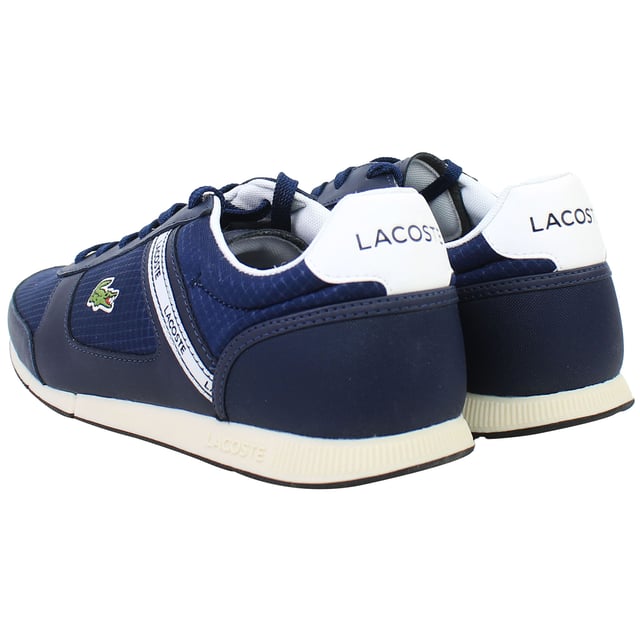 Die Lacoste Menerva Sport 0121 1 CMA Herren Sneaker in Marineblau bieten ein sportliches und zugleich raffiniertes Design, das sie perfekt für legere Ausflüge oder aktive Lebensstile macht. Diese Sneaker kombinieren leichtgewichtigen Komfort, modernen Stil und hochwertige Materialien für vielseitigen Alltagseinsatz.

Hauptmerkmale:
Hochwertiges Obermaterial aus Synthetik und Mesh: 

Bietet Langlebigkeit, Atmungsaktivität und ein schlankes, sportliches Erscheinungsbild.

Ikonisches Lacoste Branding: 

Präsentiert das charakteristische Krokodil-Logo an der Seite und subtile Details für einen Hauch von Raffinesse.

Gepolsterte Innensohle: 

Sorgt für überlegenen Komfort und Unterstützung, ideal für längeres Tragen.

Gepolsterter Schaft und Zunge: 

Verbessert die Passform und den Komfort um den Knöchel und sorgt für ein sicheres und snug Gefühl.

Robuste Gummisohle: 

Bietet hervorragende Traktion und Stabilität auf verschiedenen Oberflächen und gewährleistet eine langlebige Leistung.

Leichtes Design: 

Reduziert die Ermüdung und macht diese Sneaker perfekt für den Ganztägigen Gebrauch oder leichte Aktivitäten.

Atmungsaktive Konstruktion: 

Enthält Mesh-Einsätze, um die Luftzirkulation zu fördern und Ihre Füße kühl und komfortabel zu halten.

Klassische Marineblau-Farbgebung:

Ein vielseitiges und zeitloses Design, das legere und athleisure Outfits mühelos ergänzt.

Die Lacoste Menerva Sport 0121 1 CMA Herren Sneaker in Marineblau sind eine ideale Wahl für diejenigen, die eine Balance aus sportlichem Stil, Komfort und Langlebigkeit suchen. Perfekt für den Alltag oder um Ihrer Garderobe einen modernen Akzent zu verleihen.