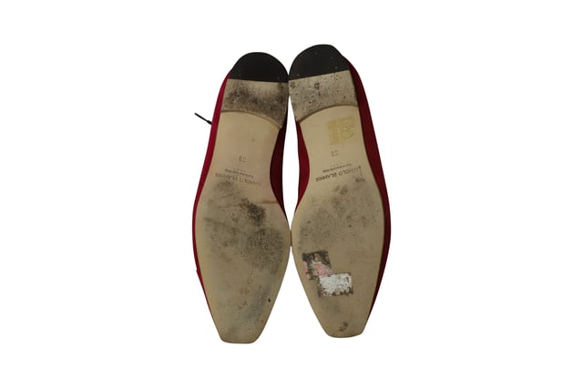 VINTAGE, RRP AS NEW
Manolo has been creating this classic lace-up for decades. A nod to Manolo's love of England, the Witney is named after the market town in Oxfordshire. Bright pink suede Oxfords featuring cap toe design with full broguing detail and waxed cotton laces. 

Upper: 100% calf suede.
Sole: 100% cow leather.
Lining: 100% goat skin.
Heel measures 25 mm.
UK sizing.
Made in Italy.

Manolo Blahnik Witney Brogues in Pink Suede
Condition: very good, comes with shoe box
Sign of wear: moderate wear on soles
Material: Suede
Size: 38
SKU: 125116
