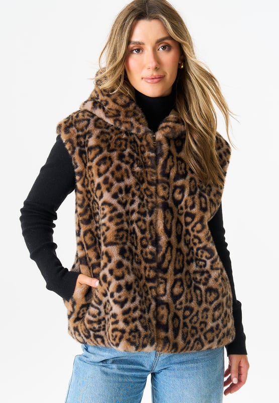 Este moderno chaleco de piel con capucha Animal añade un toque chic a cualquier conjunto. Mantén el calor y el estilo con su suave piel y su práctica capucha. Perfecto para el frío, este chaleco es un básico imprescindible en cualquier armario. ¡Mejora tu estilo hoy mismo!