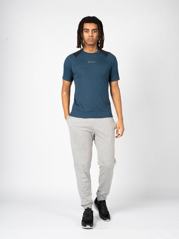 Deze klassieke, eenvoudige snit staat garant voor een tijdloze look en het gemak om het te combineren met verschillende stijlen.

De subtiele, ronde halslijn geeft het shirt een universele touch en zorgt ervoor dat het bij elk lichaamstype past door de nadruk te leggen op de nek en schouders.

Op de voorkant zorgt de print met de merknaam voor een modieuze en stedelijke look die ook een weerspiegeling is van het moderne ontwerp.

Gemaakt van hoogwaardig, ademend materiaal met een Quick Dry-systeem, biedt het de hele dag comfort, ongeacht de activiteit en de weersomstandigheden.