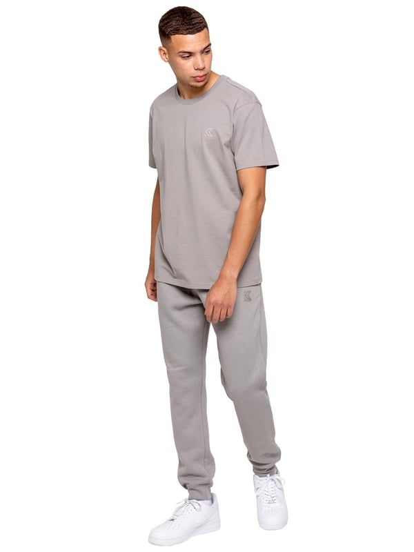 <div>Experimenta el máximo confort y estilo con los Joggers para Hombre de Ajuste Regular de Kruze, diseñados para mantenerte cómodo y con un aspecto impecable. Fabricados con forro polar cepillado en el interior, estos joggers ofrecen una suavidad y calidez excepcionales, lo que los convierte en una opción ideal para relajarte o salidas informales. Con una cintura acanalada y cordones ajustables, brindan un ajuste seguro y personalizado, mientras que los puños acanalados añaden un toque moderno y ajustado que se acomoda perfectamente sobre tus zapatillas. Los joggers incluyen dos prácticos bolsillos laterales, ideales para guardar tus esenciales, y un logotipo de Kruze estampado en goma en la pierna izquierda que aporta un toque de estilo característico.</div><div><br></div>
