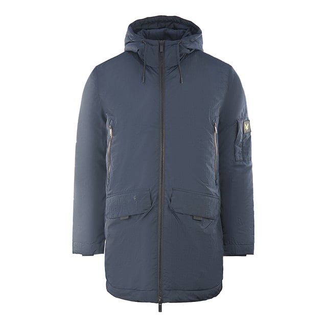 Parka azul marino con detalle de cremallera de Lyle & Scott. Enfréntate a los elementos con estilo con la chaqueta Lyle & Scott. Este elegante abrigo está diseñado para lucir genial con casi cualquier conjunto. Haz una declaración con una chaqueta que luce genial y te mantiene protegido de los elementos. Abrigo azul marino Lyle & Scott, 100% poliéster. Cierre central con cremallera, 2 bolsillos con cierre de botón. Relleno: 100% poliéster. Corte regular, Se ajusta a la talla real, Insignia de la marca en la parte delantera izquierda del pecho. Estilo: JK1325V Z271