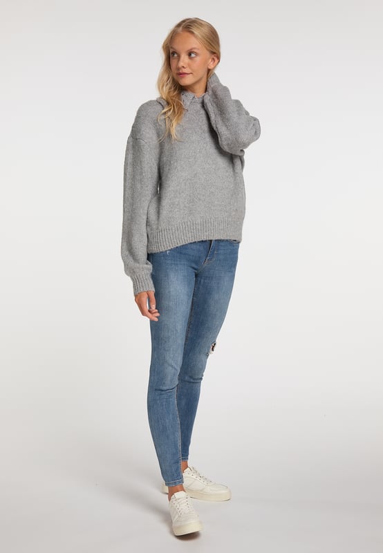 Deze trui van myMo met sierbreiwerk heeft een speelse oppervlaktestructuur en is een absolute blikvanger. De casual oversized vorm zorgt voor meer bewegingsvrijheid en de rechte uiteinden zijn iets strakker gebreid voor een gerimpeld effect. Gedragen met een skinny jeans en veterschoenen staat deze gebreide trui bijzonder goed.