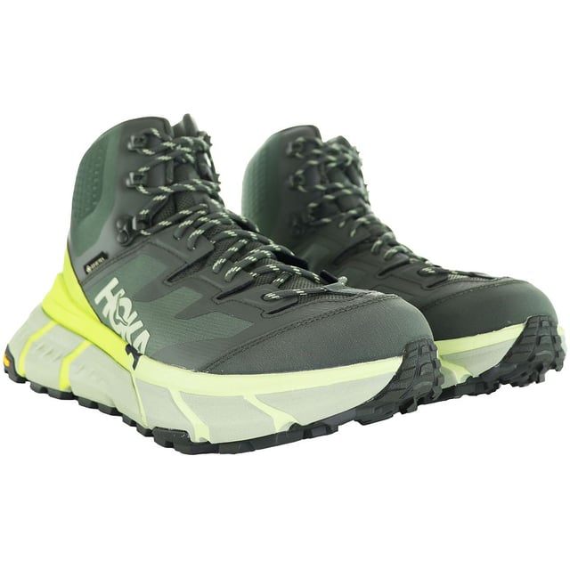 De Hoka Tennine Hike Gore-Tex Heren Groene Laarzen zijn premium outdoorschoenen ontworpen voor wandelen en trektochten in verschillende omstandigheden. Hier zijn enkele belangrijke kenmerken en details van deze wandelschoenen:

 Gore-Tex Technologie:  Deze laarzen zijn uitgerust met Gore-Tex technologie, bekend om zijn waterdichte en ademende eigenschappen. Deze technologie zorgt ervoor dat je voeten droog en comfortabel blijven in nat en uitdagend terrein.

 Duurzame en ondersteunende constructie:  De Hoka Tennine Hike laarzen zijn gebouwd met duurzaamheid en ondersteuning in gedachten. Ze zijn meestal gemaakt van robuuste materialen, waaronder een verstevigd bovenwerk en een stevige buitenzool, om de eisen van het wandelen te weerstaan.

 Maximale demping:  Hoka staat bekend om zijn maximale demping, en deze laarzen zijn daarop geen uitzondering. Ze bieden uitstekende schokdemping en ondersteuning, waardoor je voeten en gewrichten tijdens het wandelen minder worden belast.

 Veelzijdige tractie:  De buitenzool van deze laarzen heeft vaak een robuust en multidirectioneel lugpatroon, dat superieure tractie biedt op verschillende oppervlakken, waaronder rotsachtige paden en glad terrein.

 Beschermende veiligheidsneus:  Veel wandelschoenen, waaronder de Tennine Hike, hebben een beschermende veiligheidsneus om je tenen te beschermen tegen stenen en obstakels op het pad.

 Mid-cut ontwerp:  Het mid-cut ontwerp van deze wandelschoenen biedt ondersteuning en stabiliteit voor de enkels en vermindert het risico op verstuikte enkels op oneffen terrein.

 Vetersluiting: Met de traditionele vetersluiting kun je de pasvorm van de laarzen aanpassen voor extra comfort en veiligheid tijdens wandeltochten.

 Groene kleur: De groene kleur van deze laarzen wordt vaak geassocieerd met avontuur in de buitenlucht en past goed bij de natuurlijke omgeving.

 Ademende voering:  De Gore-Tex voering zorgt niet alleen voor waterdichtheid, maar ook voor ademend vermogen en voorkomt vochtophoping in de laarzen.

 Verkrijgbaar in verschillende maten:  Hoka biedt meestal verschillende maten om wandelaars met verschillende voetmaten tegemoet te komen.

De Hoka Tennine Hike Gore-Tex Groene Herenlaarzen zijn een uitstekende keuze voor outdoorliefhebbers die graag wandelen in verschillende omstandigheden. Of je nu ruige paden verkent, door natte omgevingen wandelt of lange afstanden aflegt, deze laarzen bieden de duurzaamheid, het comfort en de bescherming die nodig zijn voor een geslaagde wandelervaring.