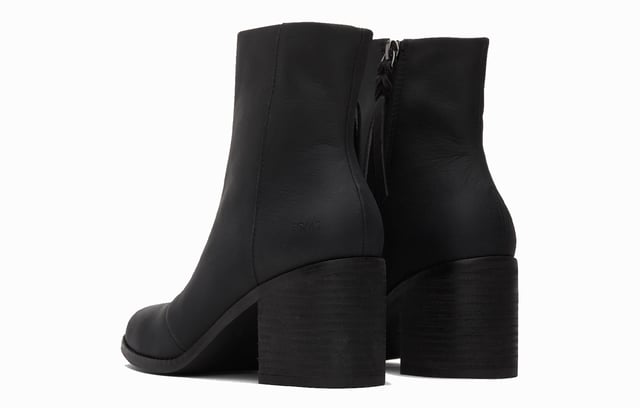 The Evelyn Casual Block Heel Boot is the perfect blend of comfort and style, designed for versatility. Crafted with leather uppers and a medial side zip, this boot offers easy wearability and a sleek silhouette. The asymmetric toe detail adds a touch of sophistication, while the high-rebound OrthoLite Eco X40 Hybrid insoles provide eco-friendly cushioning with 32% recycled content. Featuring a stacked leather-wrapped block heel and durable TPR outsole with TPU toplift, the Evelyn boot is ideal for both work and play.- Leather uppe- Side zip closure- Rised heel - Cushioned footbed- Durable outsole- Toms branding
