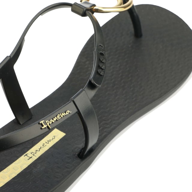 Damen Ipanema Charm Loop Sandalen in schwarz.- Schlankeres Profil, das sich zur Spitze hin verjüngt.- Verstellbarer Knöchelriemen mit Druckknopf.- Metallische Schleife am vorderen Riemen.- Abgerundete Seiten.- Gummisohle.- Ref: 83332AH058