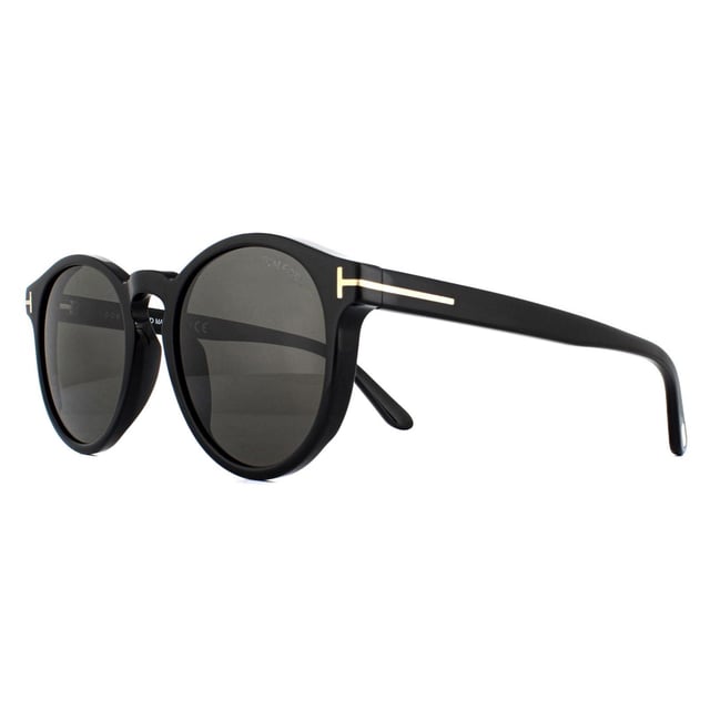 Die Tom Ford Sonnenbrille Ian 0591 01A Shiny Black Grey Smoke Gradient ist ein raffinierter runder Stil für Männer. Die schlanke Silhouette ist ultraschlank und verfügt über einen Schlüsselloch-Steg und Eckausschnitte, die für einen Vintage-Look sorgen. Das ikonische Tom Ford "T"-Scharnier und das Logo auf jedem Bügel sind ebenfalls vorhanden.