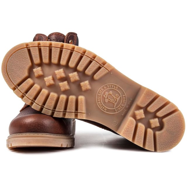 Botines con cordones Pamana Jack Panama 03 GTX 05 de color marrón intenso para hombre con parte superior de cuero texturizado y cuello acolchado de cuero negro. 6 ojales metálicos. cordones tonales. y marca en relieve en el talón. Estos son impermeables. Elaboración española. Las botas de montaña duraderas están rematadas con un forro suave. y suela de goma color canela con banda de rodadura con tacos.