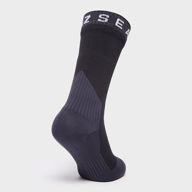 La calceta de longitud media para clima frío extremo e impermeable de Sealskinz cuenta con una membrana completamente impermeable y un forro de lana merina que mantiene tus pies frescos y secos en el sendero. Las costuras planas en la puntera con acolchado en la planta del pie evitan rozaduras dolorosas y añaden comodidad mientras absorben el impacto. - Calcetas completamente impermeables de Sealskinz - Impermeable - construcción de tres capas, que añade calidez y durabilidad - Forro de lana merina - controla la humedad y es aislante - Elastificación zonal - ajuste de cuatro vías para un 100% de movilidad - Costuras planas en la puntera - previene roces - Acolchado en la planta del pie - absorbe el impacto y reduce la presión