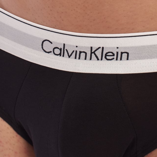 Calzoncillos Calvin Klein Hip Briefs confeccionados con una mezcla de algodón y elastano que proporcionan un ajuste cómodo y flexible.

El diseño sin apertura incluye una parte central reforzada para mayor adaptabilidad.

La cinturilla ancha, suave y elástica, asegura una sujeción perfecta en la cintura, decorada con el logo contrastado de Calvin Klein, aportando un toque distintivo y moderno.

Pack de 3 calzoncillos briefs Calvin Klein, variedad de colores para cada gusto.

Ideal para quienes buscan una prenda interior moderna y funcional con el sello distintivo de Calvin Klein.
 Composición: 95% Algodón, 5% Elastano
 Cuidados:
- Lavar a máquina en agua fría y detergente líquido.
- Planchar a temperatura baja.
- No usar secadora.
- No lavar en seco.