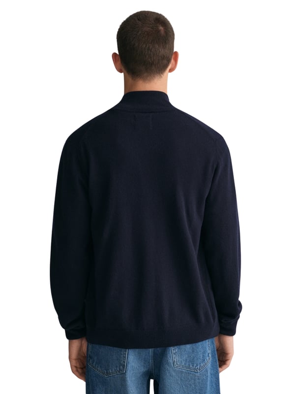 This GANT cardigan for men is a timeless classic with a practical front zipper and side pockets. The ribbed trims ensure a perfect fit, while the subtle crest graphic on the chest elegantly rounds off the design. A versatile piece of clothing that will fit effortlessly into any closet.