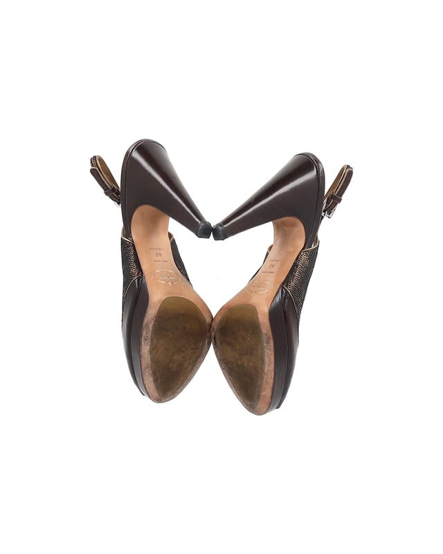 Prada Peep Toe Pailletten Slingback Pumps aus braunem Leder VINTAGE, RRP WIE NEU
Setzen Sie ein mutiges Fashion-Statement mit den Prada Peep Toe Pailletten Slingback Pumps aus braunem Leder, einem auffälligen Paar, das Eleganz und Stil versprüht. Die schicke Plateausohle und die himmelhohen Absätze, kombiniert mit den schimmernden Pailletten-Applikationen, schaffen einen glamourösen und trendsetzenden Schuh, der Luxus und Haute Couture ausstrahlt.
Prada Peep Toe Pailletten Slingback Pumps aus braunem Leder
Zustand: sehr gut
Material: Leder
Größe: EU40
Gebrauchsspuren: leichte Abnutzung an den Sohlen
SKU: 361790