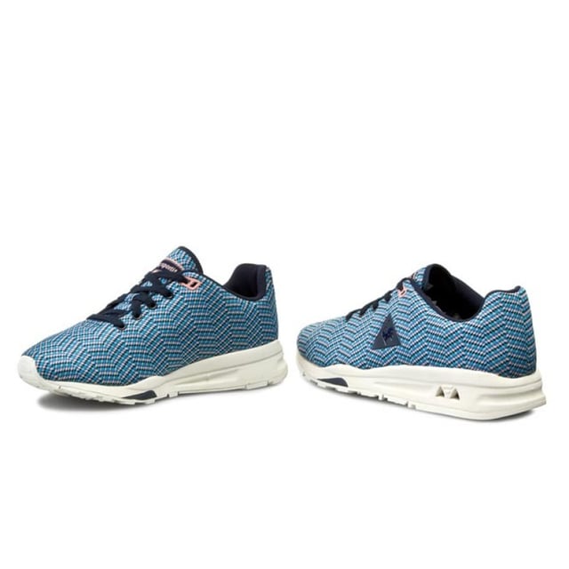 Los entrenadores de mujer sintéticos LE Coq Sportif R950 Jacquard Lace-Up Blue Synthetic son la opción perfecta para aquellos que desean mantenerse activos con estilo. Hecho a mano con una parte superior sintética liviana, estos entrenadores cuentan con un patrón de Jacquard llamativo y un sujetamiento con cordones para un ajuste seguro. El forro textil transpirable garantiza una comodidad duradera, mientras que la suela de goma duradera proporciona una excelente agarre y tracción. Con su diseño elegante y su rendimiento superior, estos entrenadores son ideales para correr, trotar y otras actividades. Además, el tono azul vibrante agrega un toque de color a cualquier aspecto. Experimente una comodidad y estilo superiores con el le coq sportif r950 jacquard lace-up para mujeres sintéticas para mujeres.