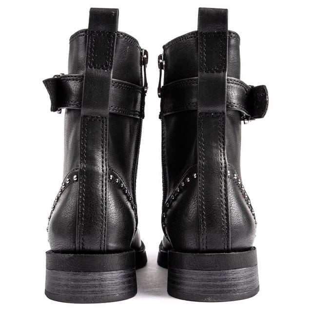 In stijl door de straten lopen was nog nooit zo eenvoudig. Deze zwarte Chelsea boots van Marco Tozzi zijn voorzien van studs details. een gedecoreerd enkelbandje en ritssluiting aan de binnenkant. Deze opvallende laarzen zijn geheel gevoerd en hebben een hakhoogte van 3,5 cm. Ze zullen zeker indruk maken.
