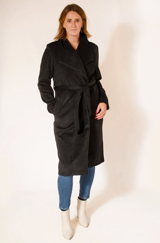 This timeless black coat boasts a luxurious, woolly-feel fabric, shawl collar, and open front design for effortless layering. Unlined, with belt loops and matching self-tie belt.

Soft Tweed Style  Polyester Fabric
 
100% polyester
 
Revere Collar
  
Length: Long
 
43" Shoulder to Hem
    
Sizing: As expected¬†
 
Fit: Relaxed
  

These are end of line ex Threadbare and may not be in original packaging
