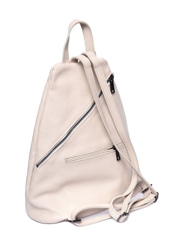 Mochila  
100% cuero de vaca  
Apertura oculta con cremallera  
Bolsillo interior con cremallera  
Bolsillo trasero con cremallera  
Dimensiones (L): 38x36x18 cm  
Asa: 21 cm  
Correa de hombro: 2x80 cm ajustable