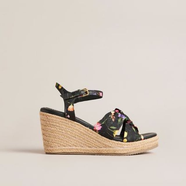 Ted Baker Cardone Floral Espadrille sandalen in zwart voor dames Dames Ted Baker Cardone Floral Espadrille Platform Sandalen in zwart.- Gespsluiting.- Geknoopte band.- Sleehak.- Geweven tussenzool.- Verspreide boeketprint.